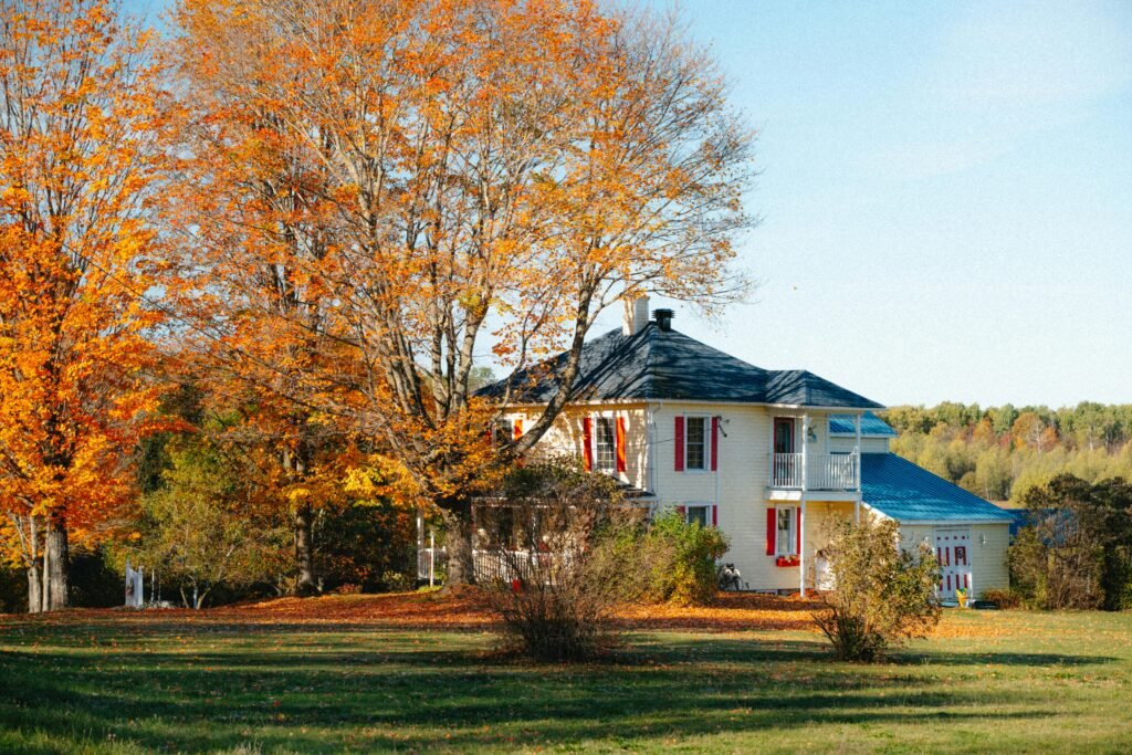 A picturesque house surrounded by vibrant fall foliage in North Hatley, Québec.